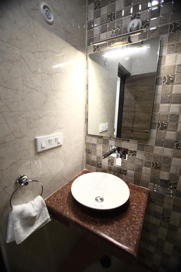Regal Hotel And Restaurant Mathura Esterno foto