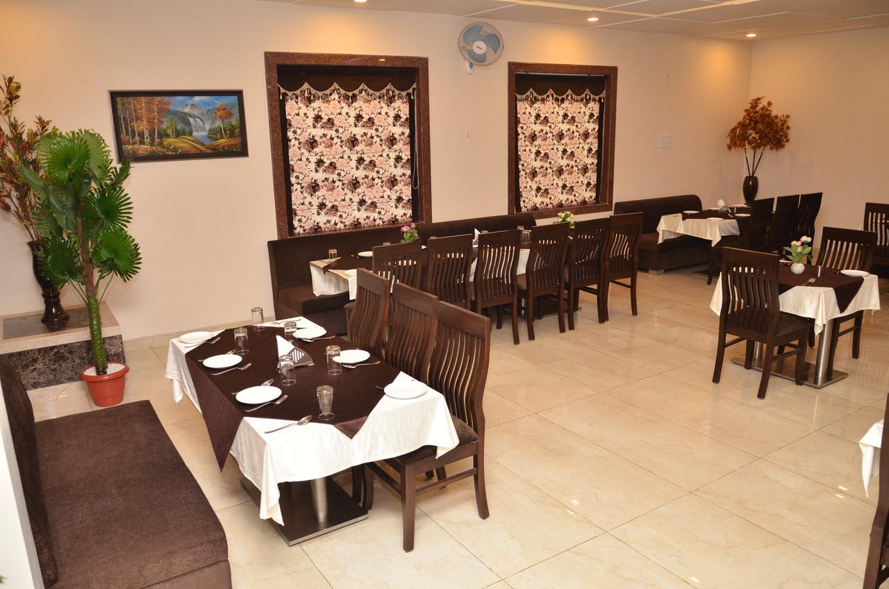 Regal Hotel And Restaurant Mathura Esterno foto