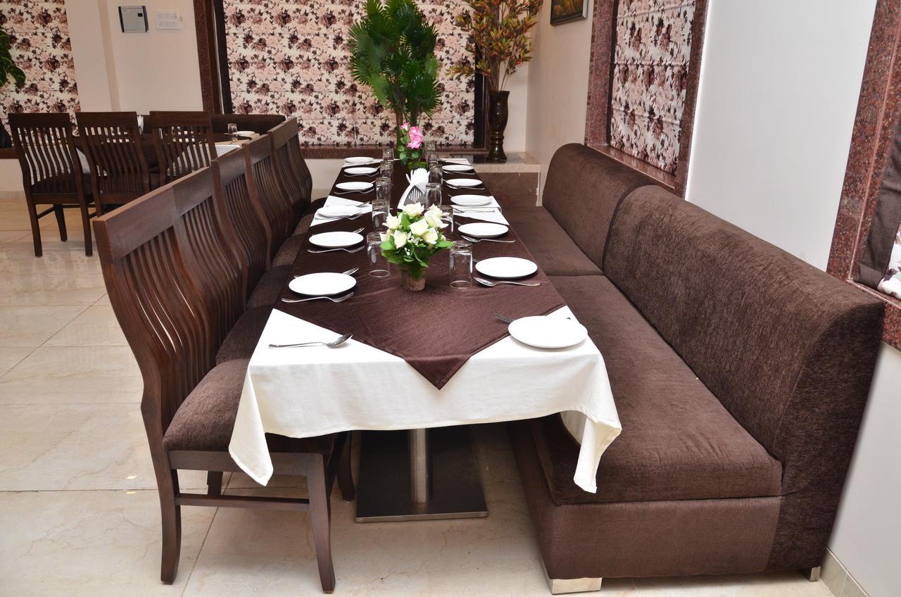 Regal Hotel And Restaurant Mathura Esterno foto