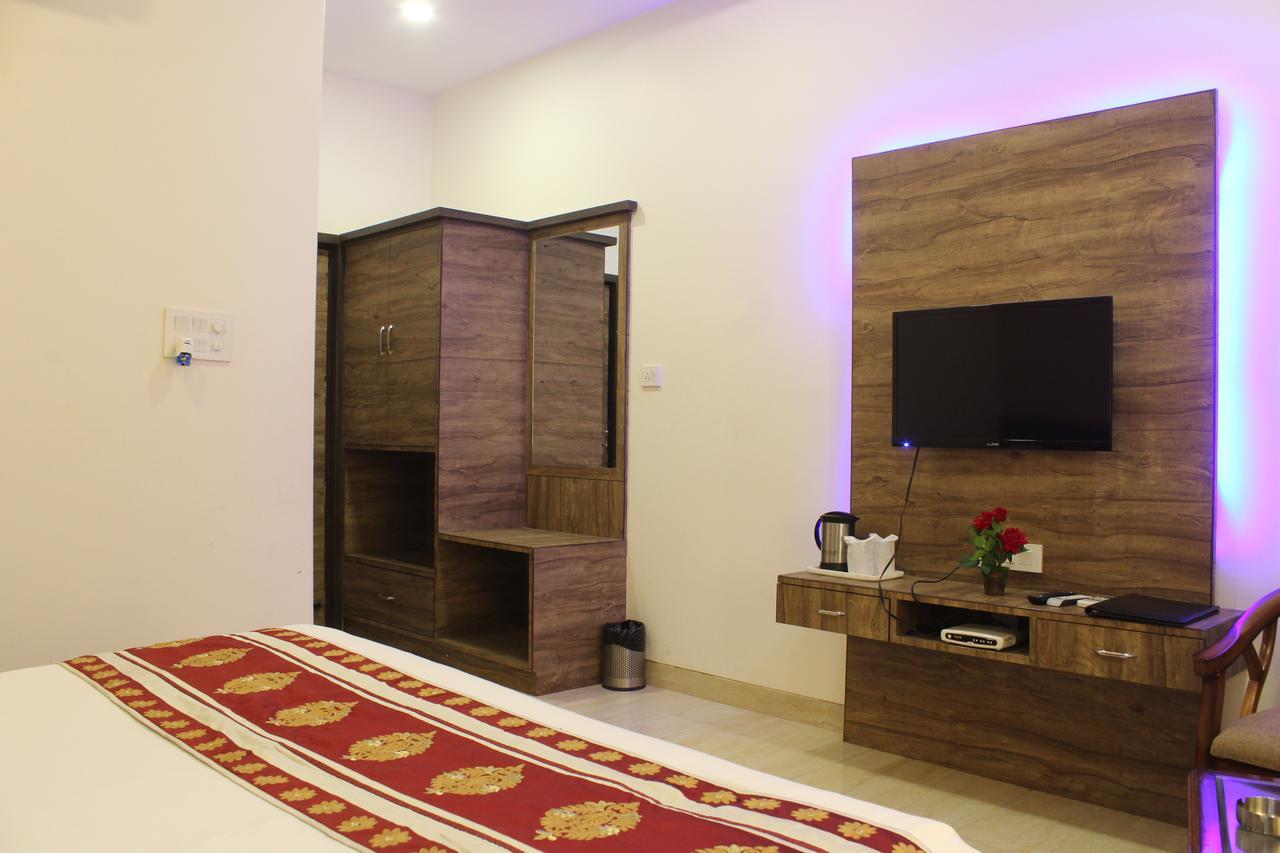 Regal Hotel And Restaurant Mathura Esterno foto