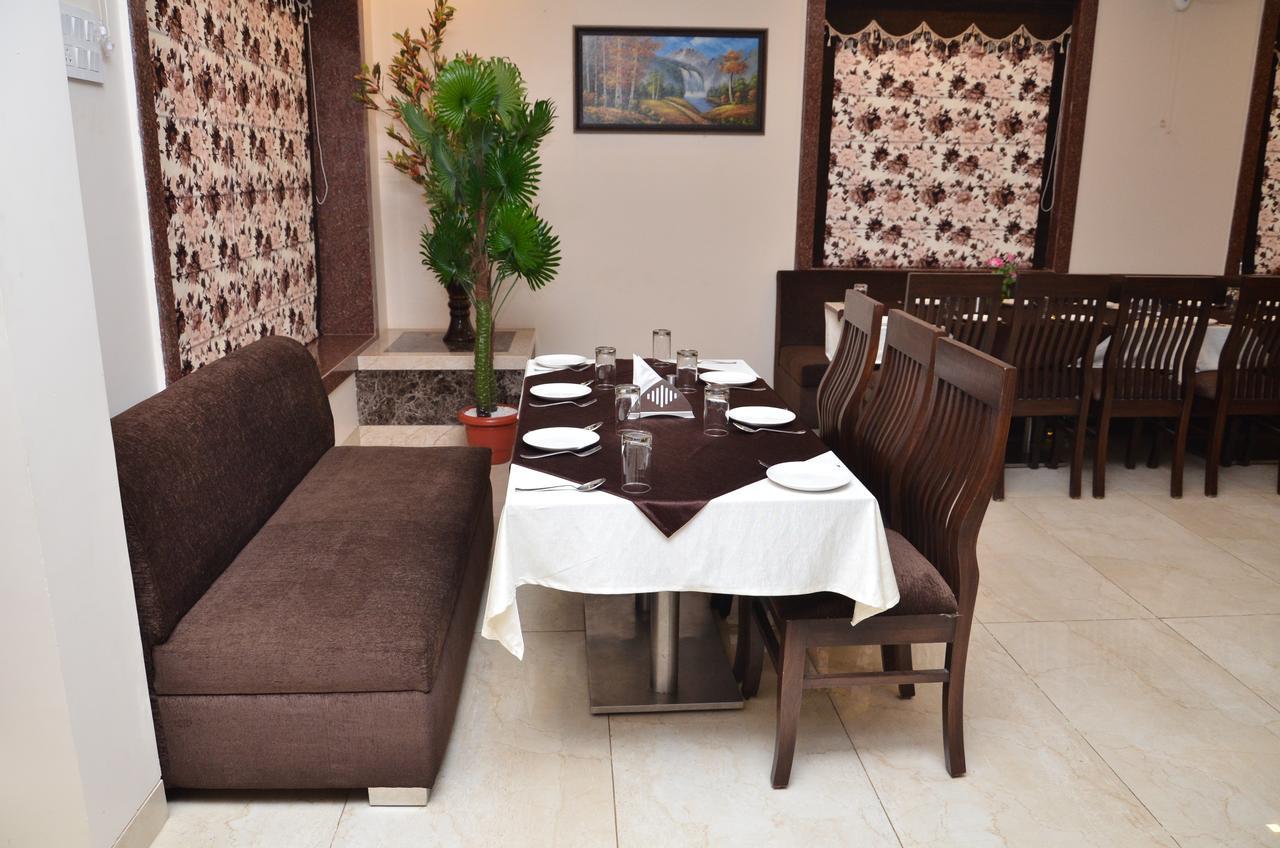 Regal Hotel And Restaurant Mathura Esterno foto