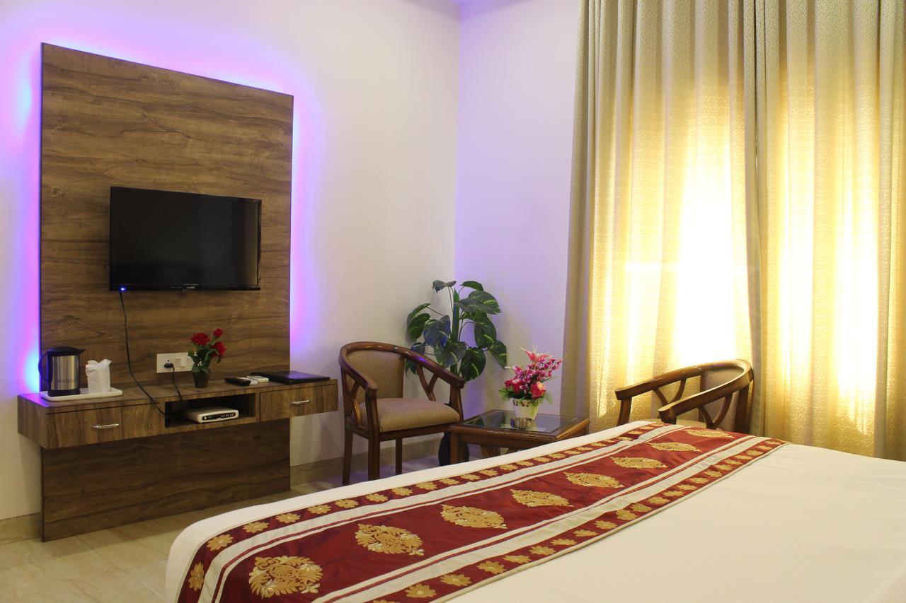 Regal Hotel And Restaurant Mathura Esterno foto