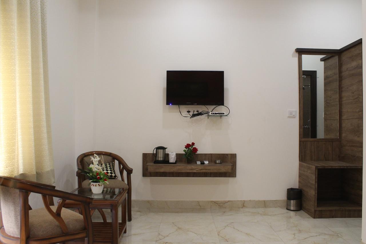Regal Hotel And Restaurant Mathura Esterno foto
