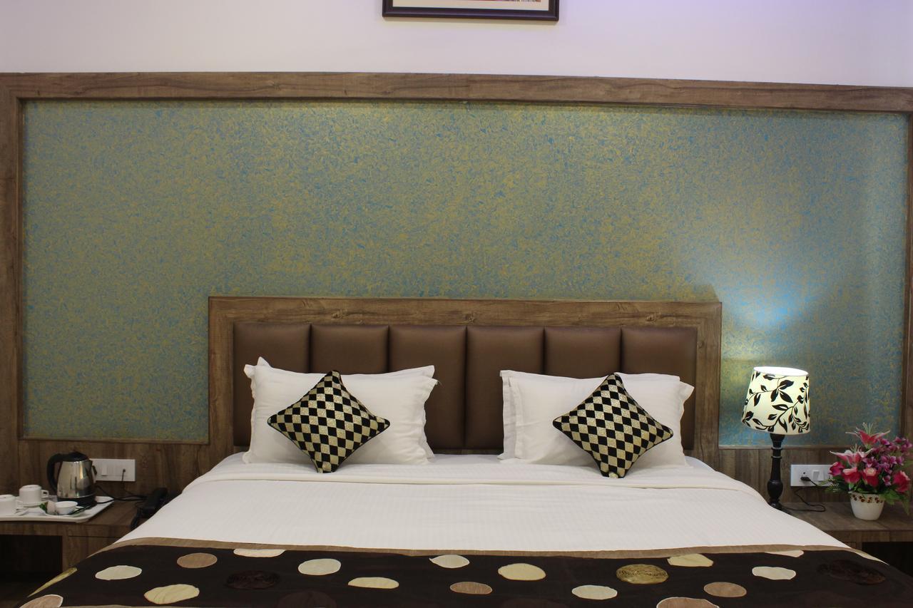 Regal Hotel And Restaurant Mathura Esterno foto