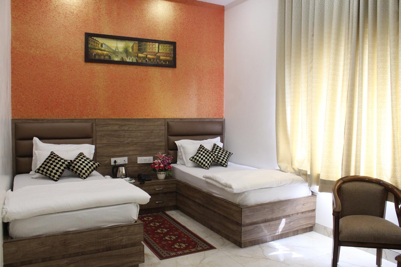 Regal Hotel And Restaurant Mathura Esterno foto