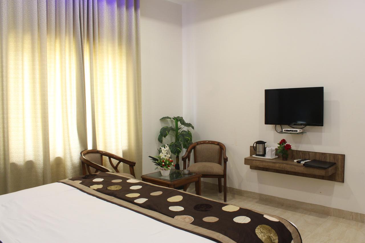 Regal Hotel And Restaurant Mathura Esterno foto