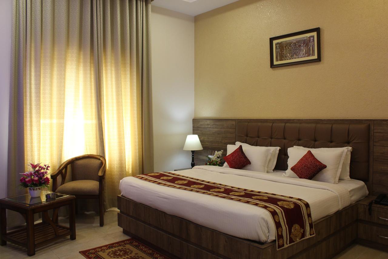 Regal Hotel And Restaurant Mathura Esterno foto