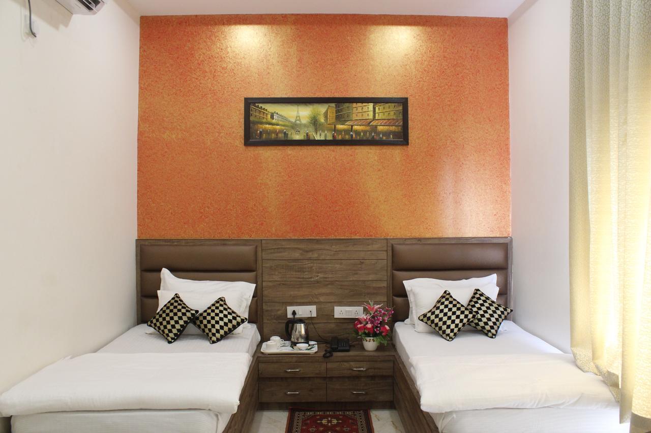 Regal Hotel And Restaurant Mathura Esterno foto