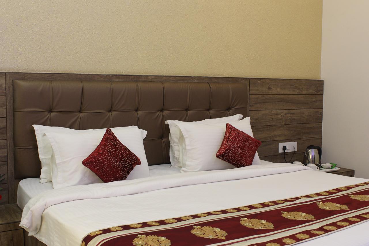 Regal Hotel And Restaurant Mathura Esterno foto