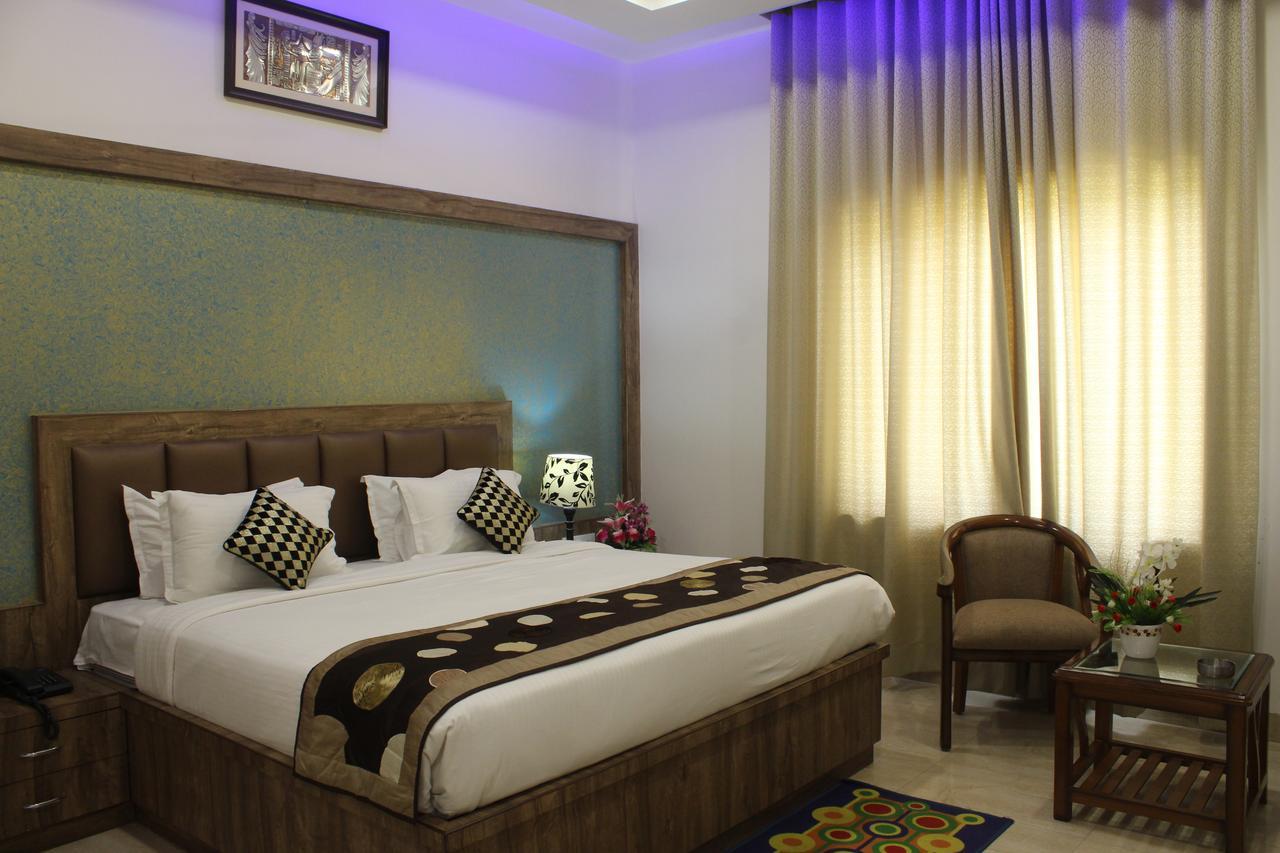 Regal Hotel And Restaurant Mathura Esterno foto