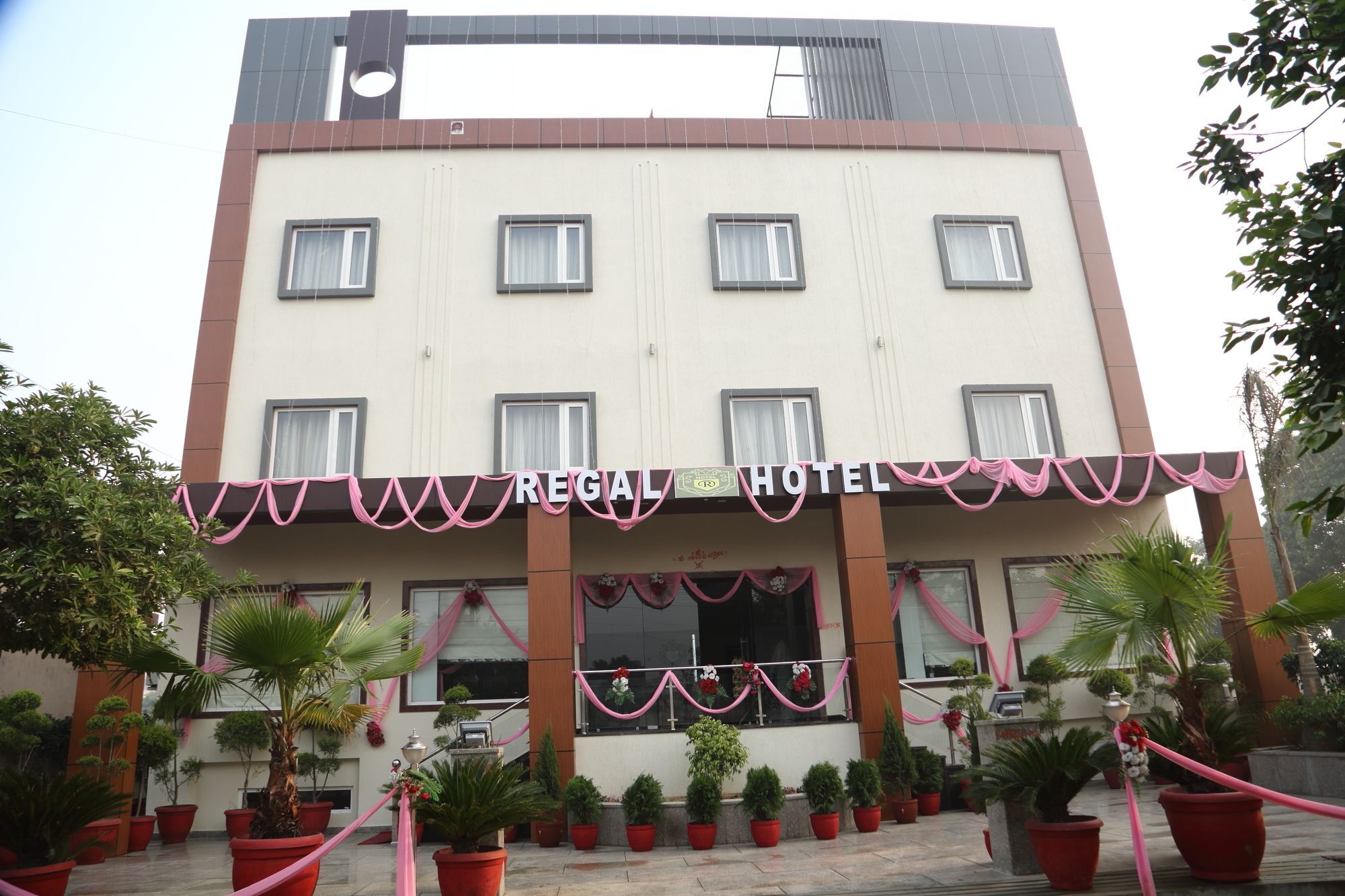 Regal Hotel And Restaurant Mathura Esterno foto