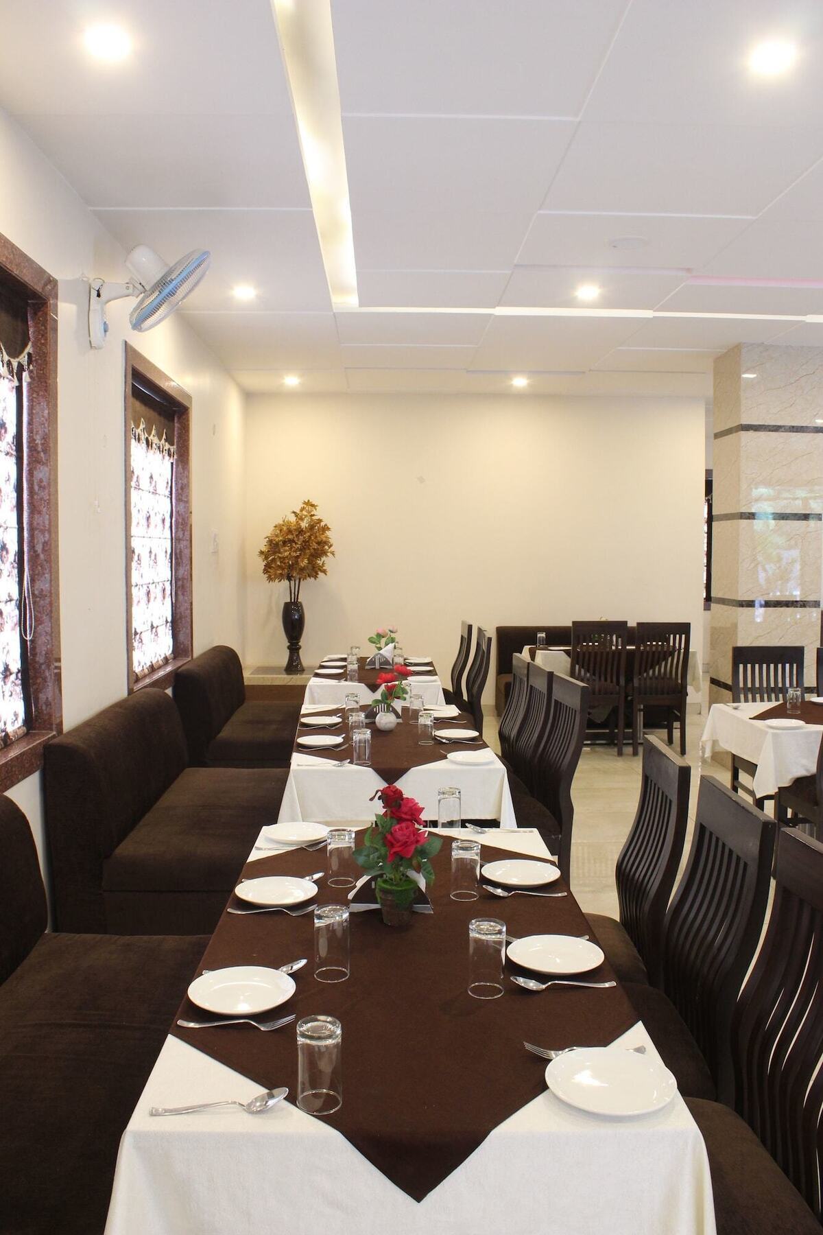 Regal Hotel And Restaurant Mathura Esterno foto