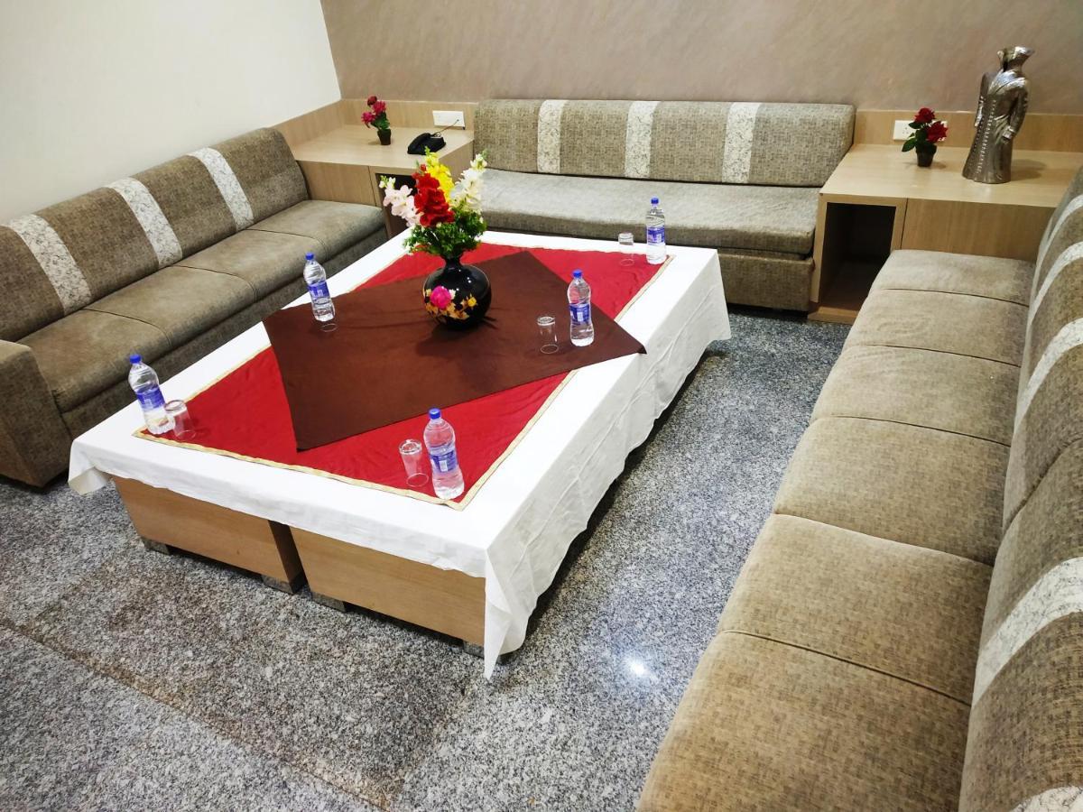 Regal Hotel And Restaurant Mathura Esterno foto